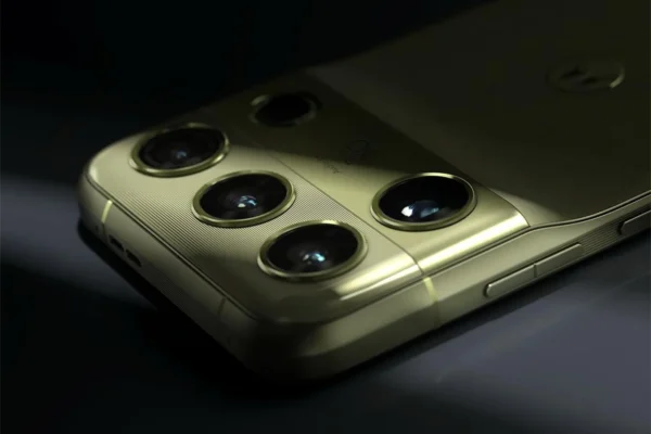 Motorola pristatė „Signature 27“ su „Snapdragon 8 Elite Extreme Gen 6“