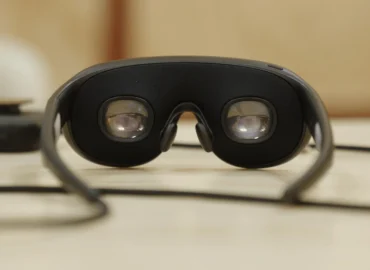 Meta pristatė 100 gramų sveriančią VR ausinę Meta VR Glasses