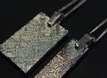 Papuošalai iš meteoritų išryškina olivinus ir Widmanstätteno struktūrą