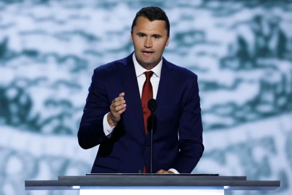 Praėjus metams po Charlie Kirko nužudymo internete toliau plinta sąmokslo teorijos