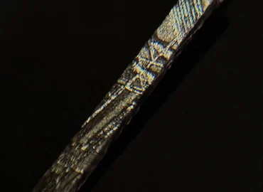 Papuošalai iš meteoritų išryškina olivinus ir Widmanstätteno struktūrą