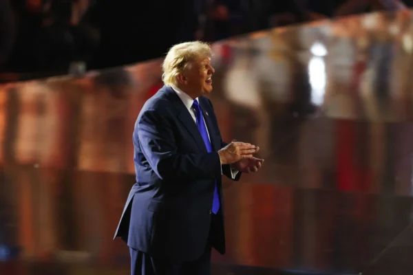 Trumpas pažadėjo po 5 tūkst. dolerių kiekvienam suaugusiam amerikiečiui, jei respublikonai išlaikys Kongreso kontrolę
