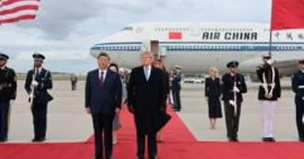 Trumpas Xi Jinpingą pasitiko ant raudono kilimo ir su B-1 bombonešių praskridimu