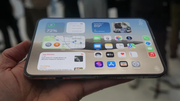 Apple paaiškino, kodėl iPhone Duo vidinis ekranas yra matinis