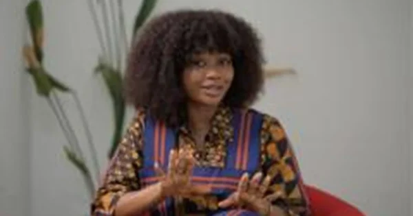 Nigerijos žurnalistė Charity Ekezie humoru atsako į stereotipinius klausimus apie Afriką