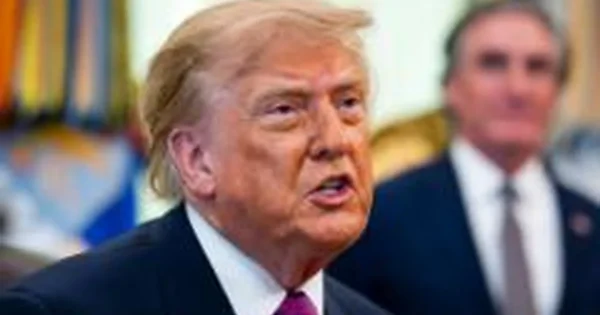 CNN, MS NOW ir Politico padavė į teismą Trumpo administraciją dėl draudimo patekti į Baltuosius rūmus