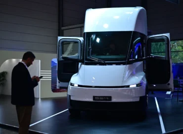 Nevadoje pristatytas elektrinis Tesla Semi