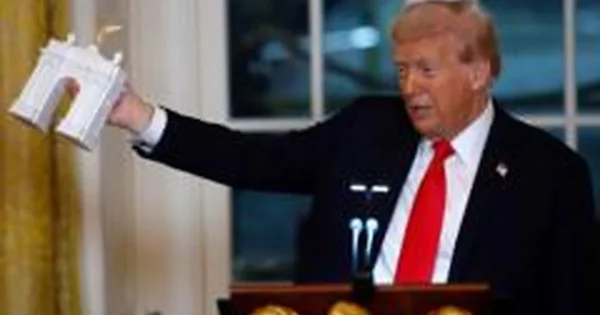 Trumpas teigia, kad planuojama triumfo arka Vašingtone būtų pritaikyta kariniam kompleksui