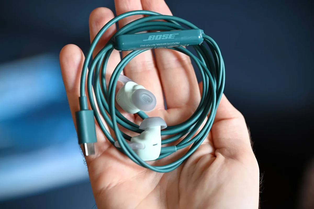 Bose pristatė naujas laidines ausines Bose Noise Cancelling Wired Earbuds