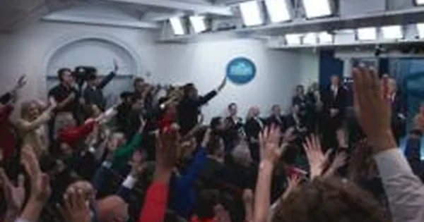 CNN, MS NOW ir Politico žurnalistams uždrausta patekti į Baltuosius rūmus