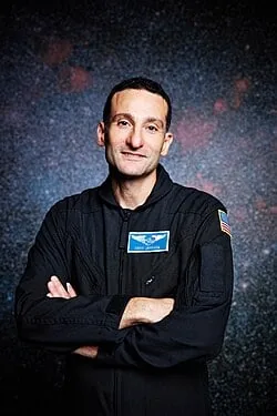 Kardiologas Eimanas Jahangiras po skrydžio su „Blue Origin“ išleido knygą „A Heart for Space“