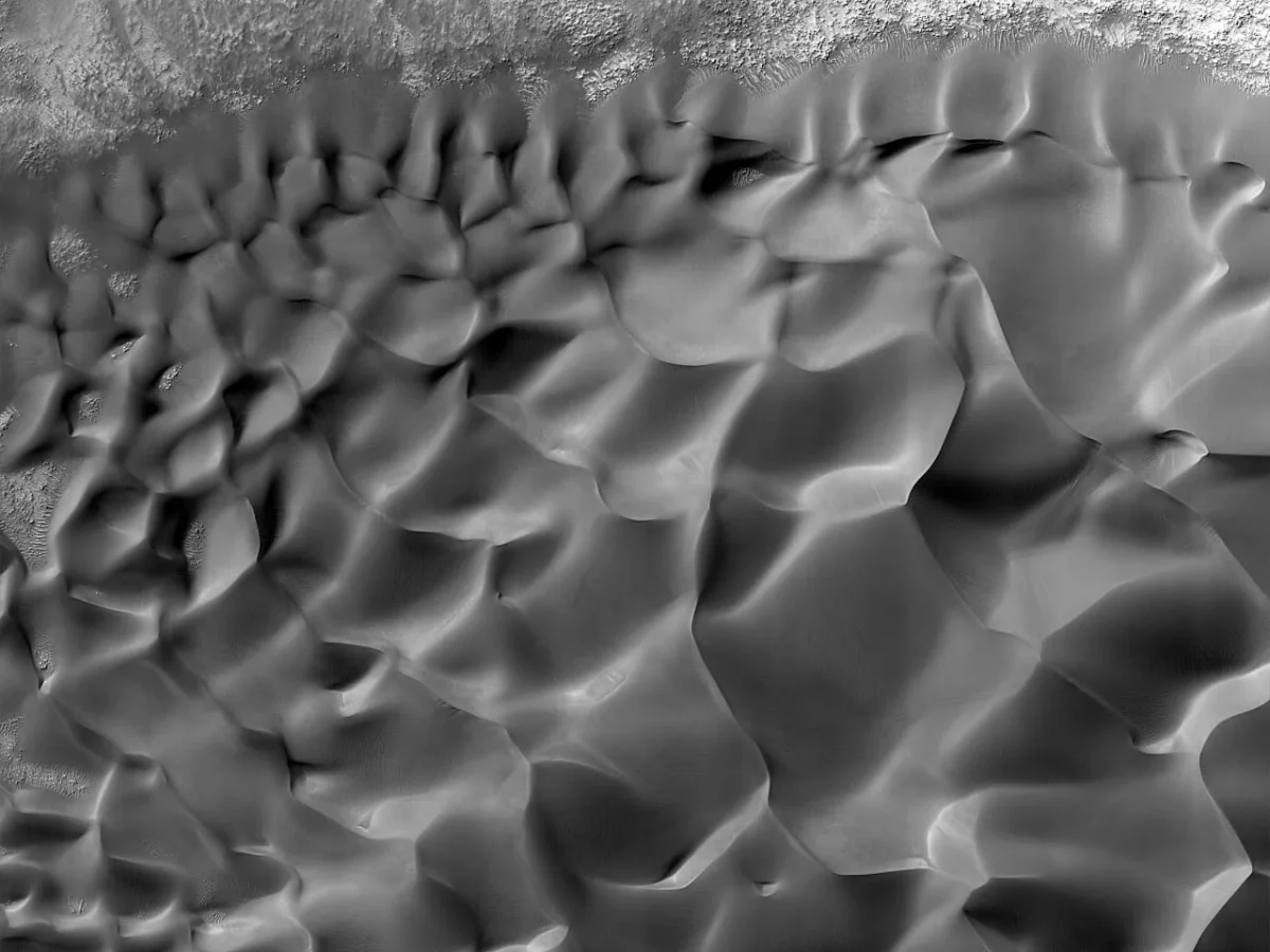 MRO HiRISE nuotraukose užfiksuoti kopų laukai Marso krateryje