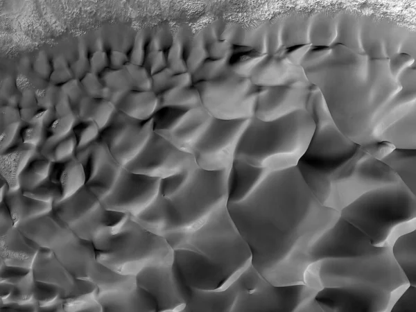 MRO HiRISE nuotraukose užfiksuoti kopų laukai Marso krateryje