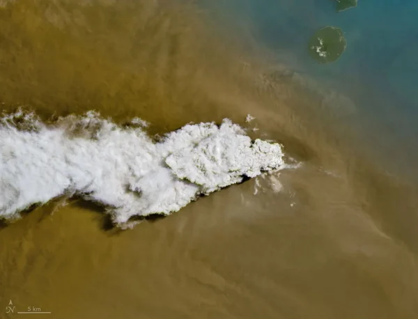 NASA palydovai užfiksavo Anak Krakatau išsiveržimą ir iki 15 000 metrų pakilusį pelenų stulpą