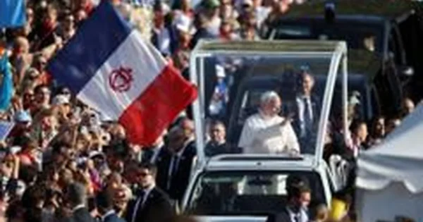 Popiežius Leonas Lurde paragino išrauti piktnaudžiavimo rykštę