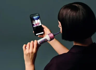 „Dyson“ pristatė dantų šepetėlį „CameraJet“ su kamera ir dirbtiniu intelektu
