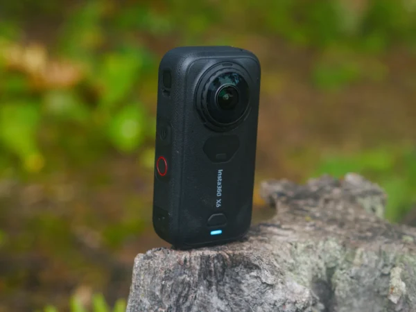 Insta360 X6 apžvalgoje išskiriamas geresnis veikimas prietemoje ir kompaktiškesnis korpusas