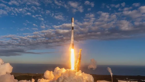 „Falcon 9“ iš Vandenbergo iškėlė 27 „Starlink“ palydovus į žemąją orbitą