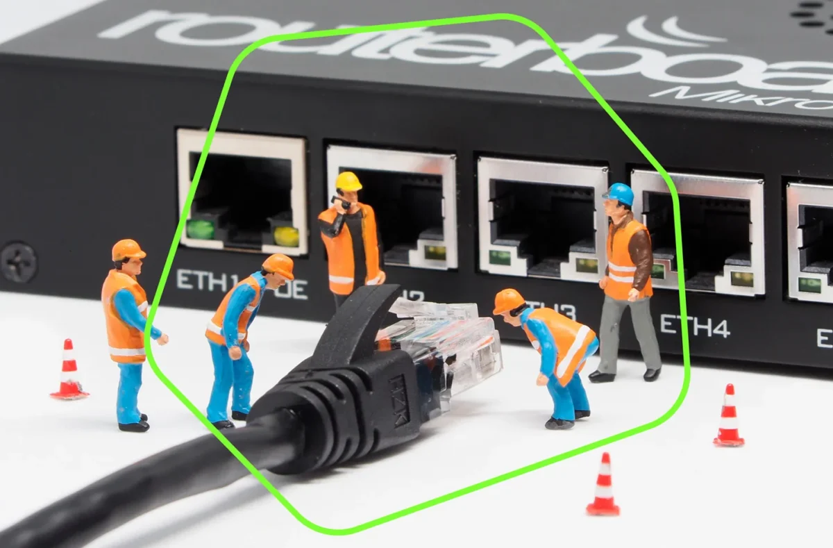Programišiai išnaudoja kritines MikroTik RouterOS spragas ir perima maršrutizatorių kontrolę