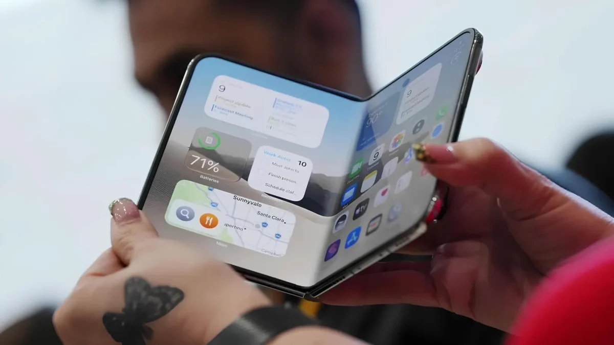 Ankstyvuose iPhone Duo pristatymuose pastebėta matoma lankstomo ekrano raukšlė