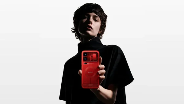 Xiaomi pristatė 18 Pro ir 18 Pro Max telefonus su galiniu OLED ekranu
