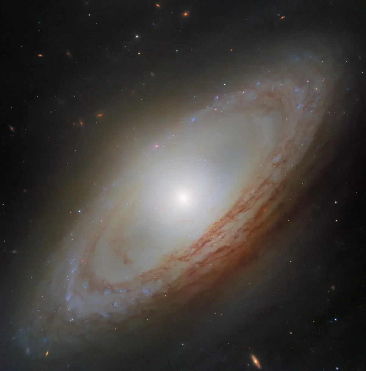 Hubble nuotraukoje matoma neįprastos sandaros spiralinė galaktika NGC 4698