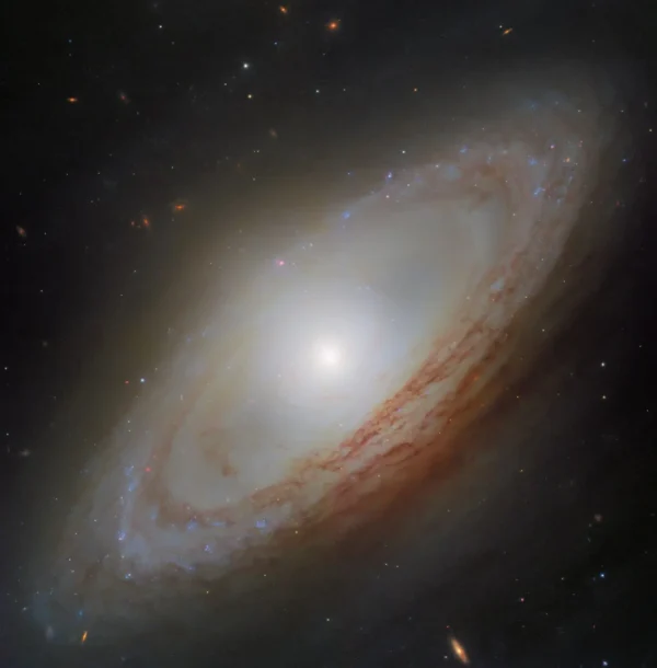 Hubble nuotraukoje matoma neįprastos sandaros spiralinė galaktika NGC 4698