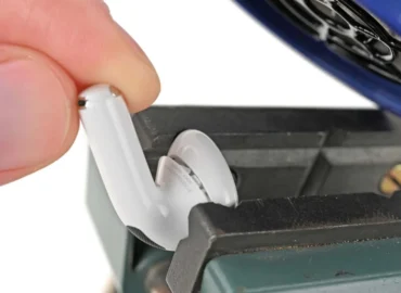 iFixit AirPods 5 taisomumą įvertino 2 balais iš 10
