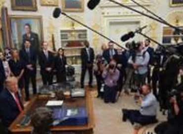 Donaldas Trumpas paskelbė draudžiantis CNN ir Politico patekti į Baltuosius rūmus