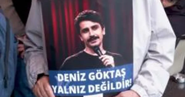 Turkijos komikas Deniz Goktas nuteistas beveik 19 mėnesių laisvės atėmimo bausme