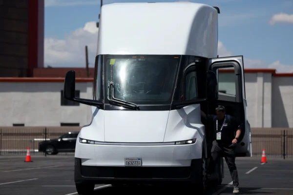 Nevadoje pristatytas elektrinis Tesla Semi