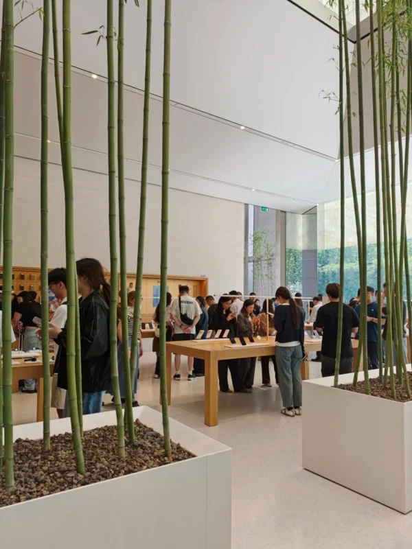 Apple Store parduotuvėse atsirado „hello“ lentelės, skirtos išbandyti „iPhone 18 Pro“ priartinimą