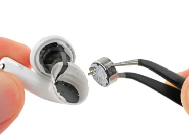 iFixit AirPods 5 taisomumą įvertino 2 balais iš 10