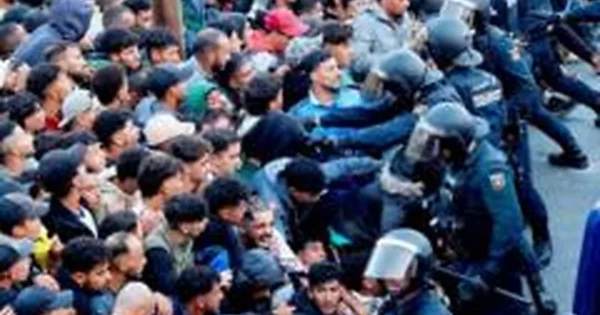 Ispanijos policija pradėjo migrantų perkėlimą iš Seutos paplūdimių
