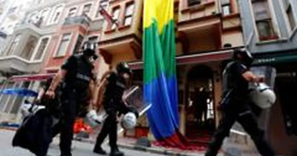 Turkijoje per reidus gėjų baruose ir LGBTQ+ aktyvistų namuose sulaikyta dešimtys žmonių