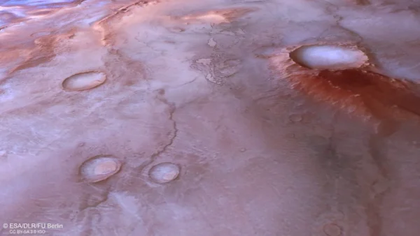 Mars Express nuotraukoje matomas Thyles Rupes skardis ir apledėję krateriai Marso pietinėse aukštumose