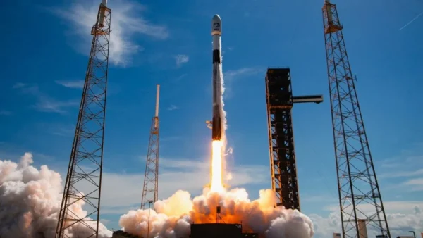 SpaceX 700-ojoje „Falcon“ misijoje iškėlė tris SES „O3b mPOWER“ palydovus