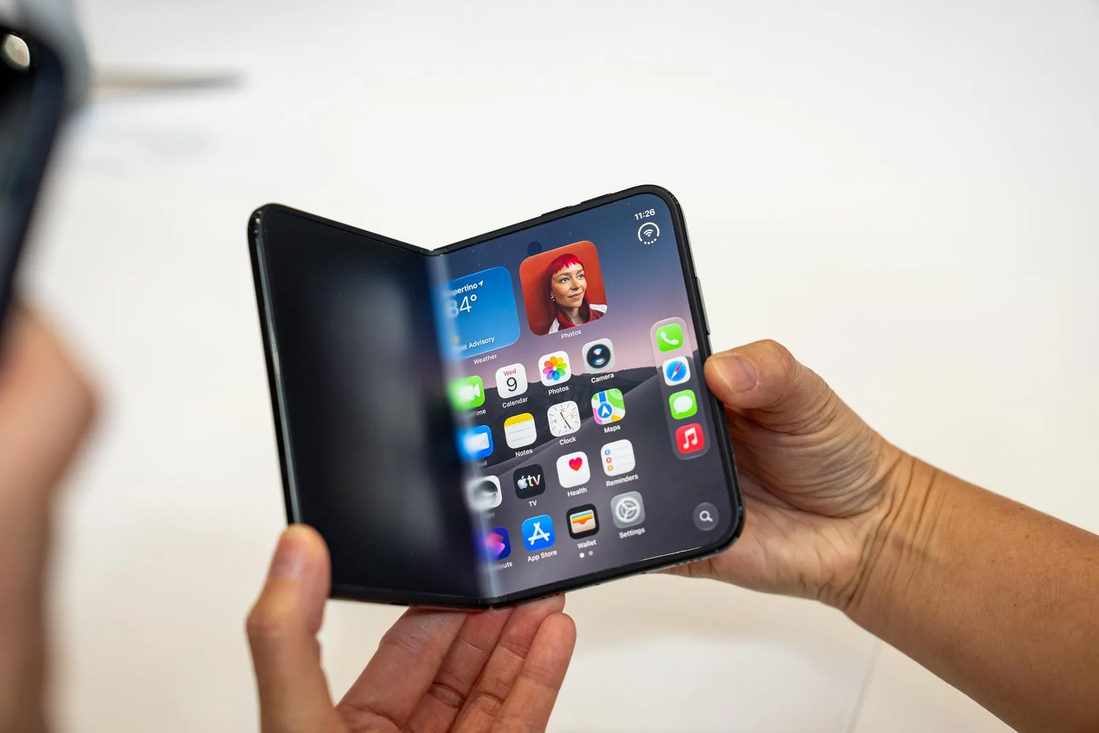 Apple pristatė pirmąjį sulankstomą „iPhone Duo“ su 7,6 colio vidiniu ekranu