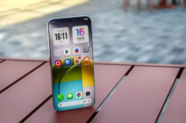 TECNO pristatė beveik berėmio telefono prototipą su 6,78 colio ekranu