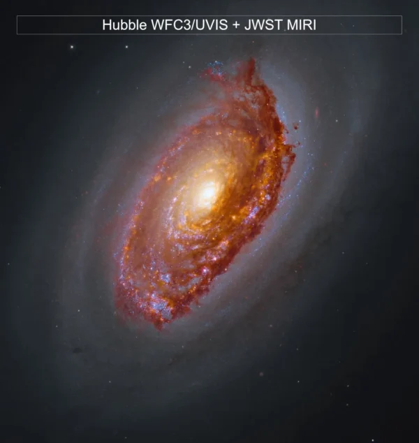 Jameso Webbo MIRI atskleidė švytinčias dulkes galaktikoje M64
