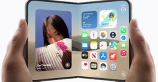 Naujasis „Apple“ vadovas pradeda darbą rizikingu žingsniu dėl brangaus pirmojo lankstomo „iPhone“