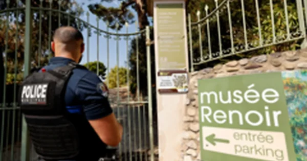 Prancūzijos Renoir muziejuje pavogti keturi paveikslai, du palikti bėgant