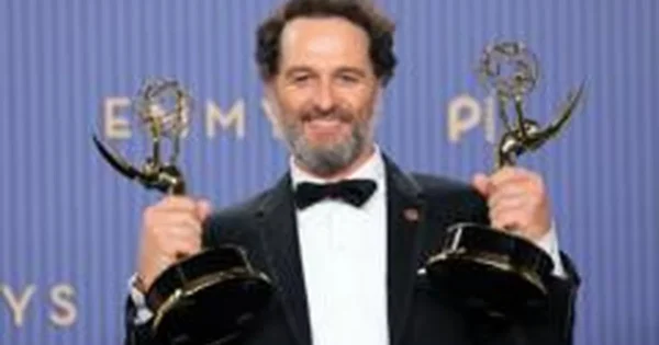 Matthew Rhys per 2026 metų „Primetime Emmy“ apdovanojimus laimėjo du pagrindinio vaidmens apdovanojimus