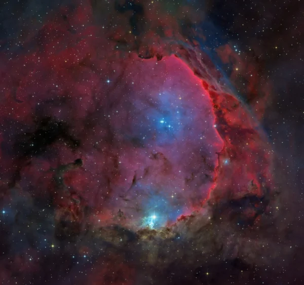 NGC 3324 žvaigždėdaros sritis yra šiaurės vakarinėje Karinos ūko dalyje