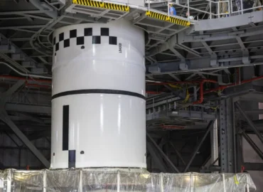 Ruošiami SLS kietojo kuro greitintuvai misijai „Artemis 3“