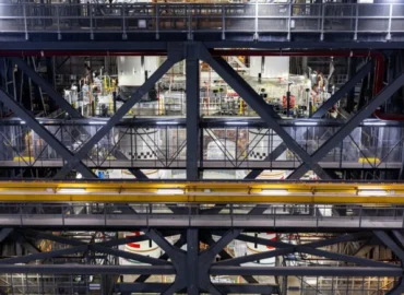 Kennedy kosmoso centre surinkti visi 10 SLS kietojo kuro greitintuvų segmentų misijai „Artemis III“