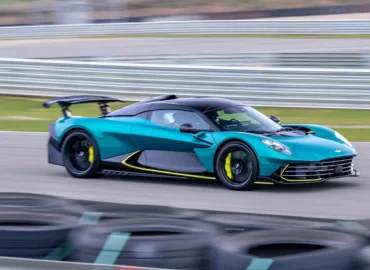 Aston Martin Valhalla turi į viršų ir nuo salono atsiveriančias dihedral duris