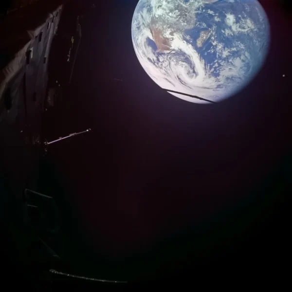JUICE po gravitacinio manevro prie Žemės tęsia kelionę į Jupiterio sistemą