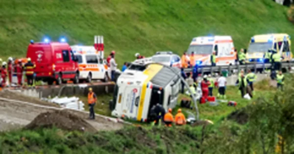 Šveicarijos pietryčiuose netoli Susch apvirto turistinis autobusas su 48 olandais