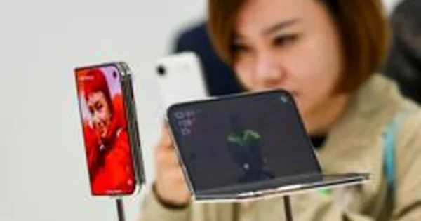 Apple pristatė pirmąjį sulankstomą „iPhone“, kurio kaina prasideda nuo 1 999 svarų